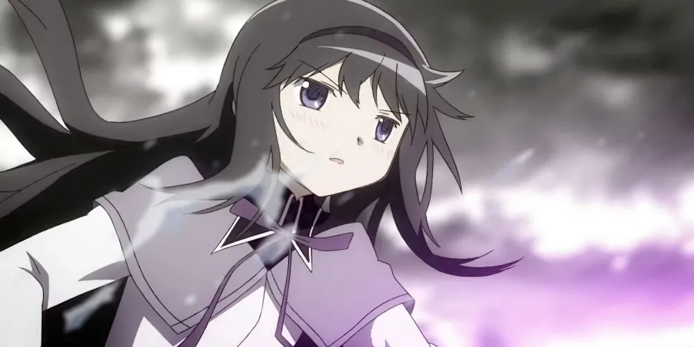 Homura Akemi đứng trầm tư, thể hiện nỗi buồn và quyết tâm trong Puella Magi Madoka Magica