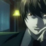 Light Yagami nhìn chằm chằm với vẻ đầy toan tính, cạnh anh là cuốn sổ Death Note