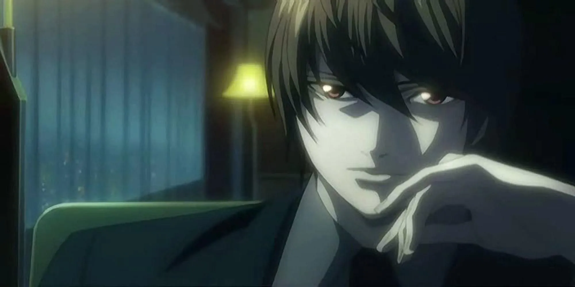 Light Yagami nhìn chằm chằm với vẻ đầy toan tính, cạnh anh là cuốn sổ Death Note