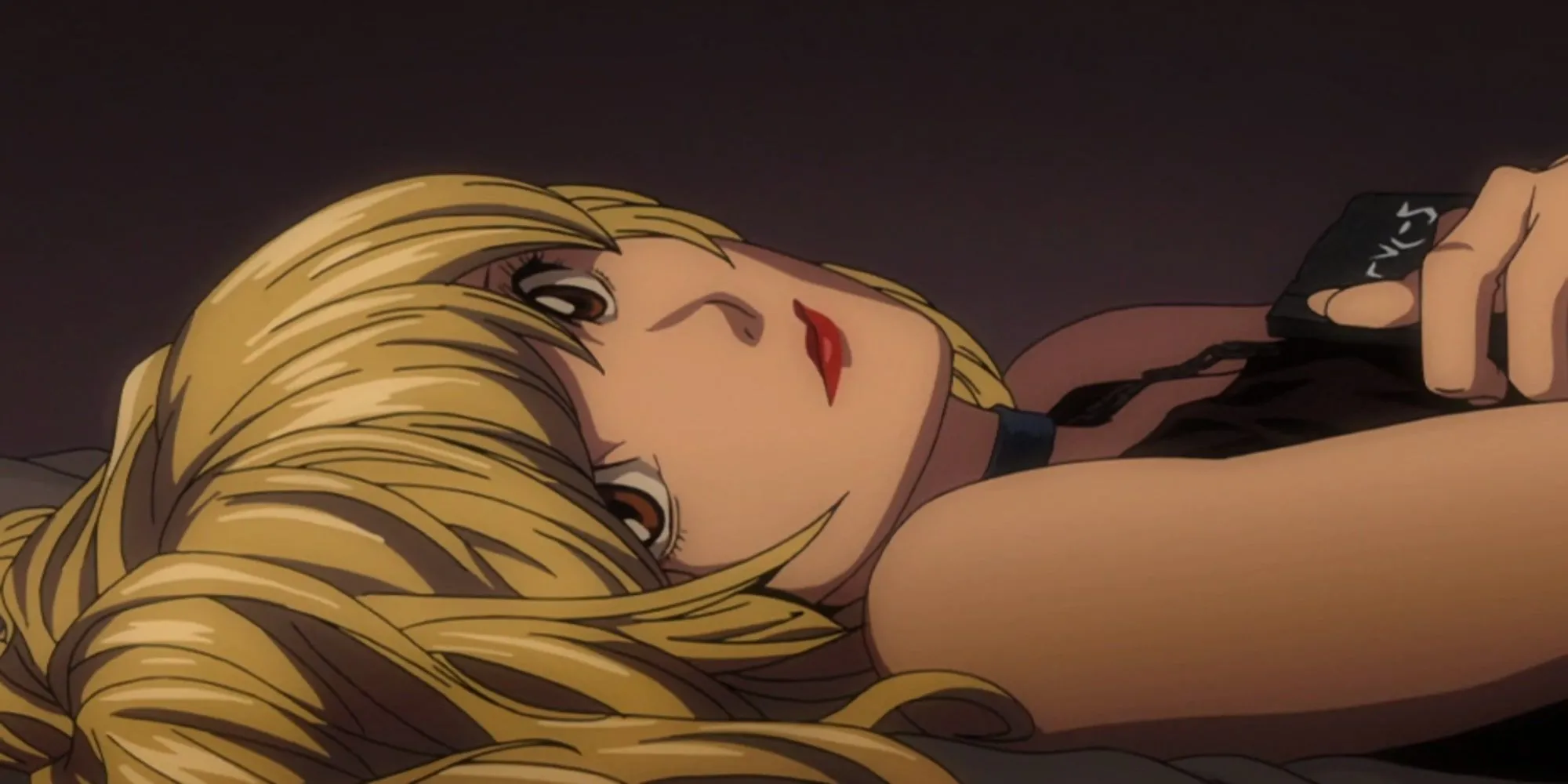 Misa Amane nhìn nghiêng, thể hiện sự thông minh che giấu trong Death Note