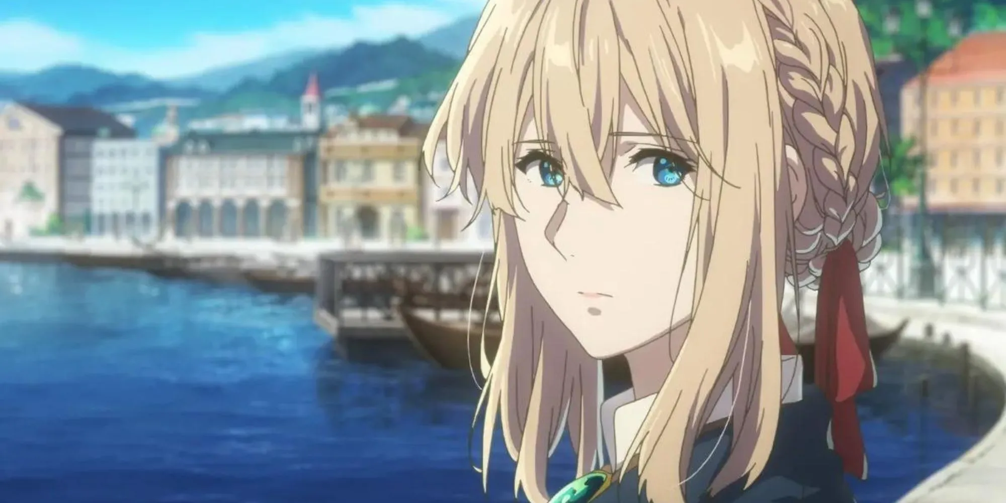 Violet Evergarden trong trang phục người viết thuê, nhìn xa xăm với vẻ đượm buồn