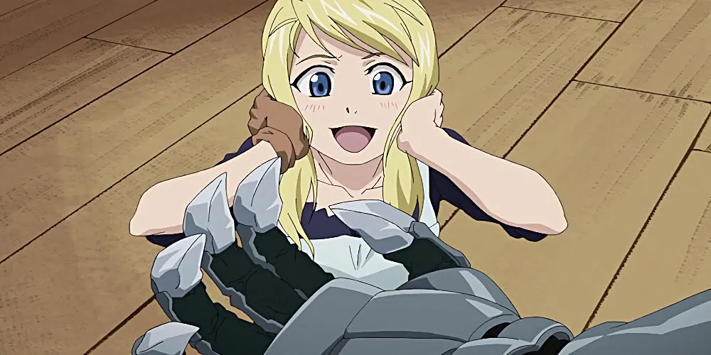 Winry Rockbell mỉm cười nhẹ nhàng, thể hiện sự kiên cường và tình yêu thầm lặng trong Fullmetal Alchemist Brotherhood