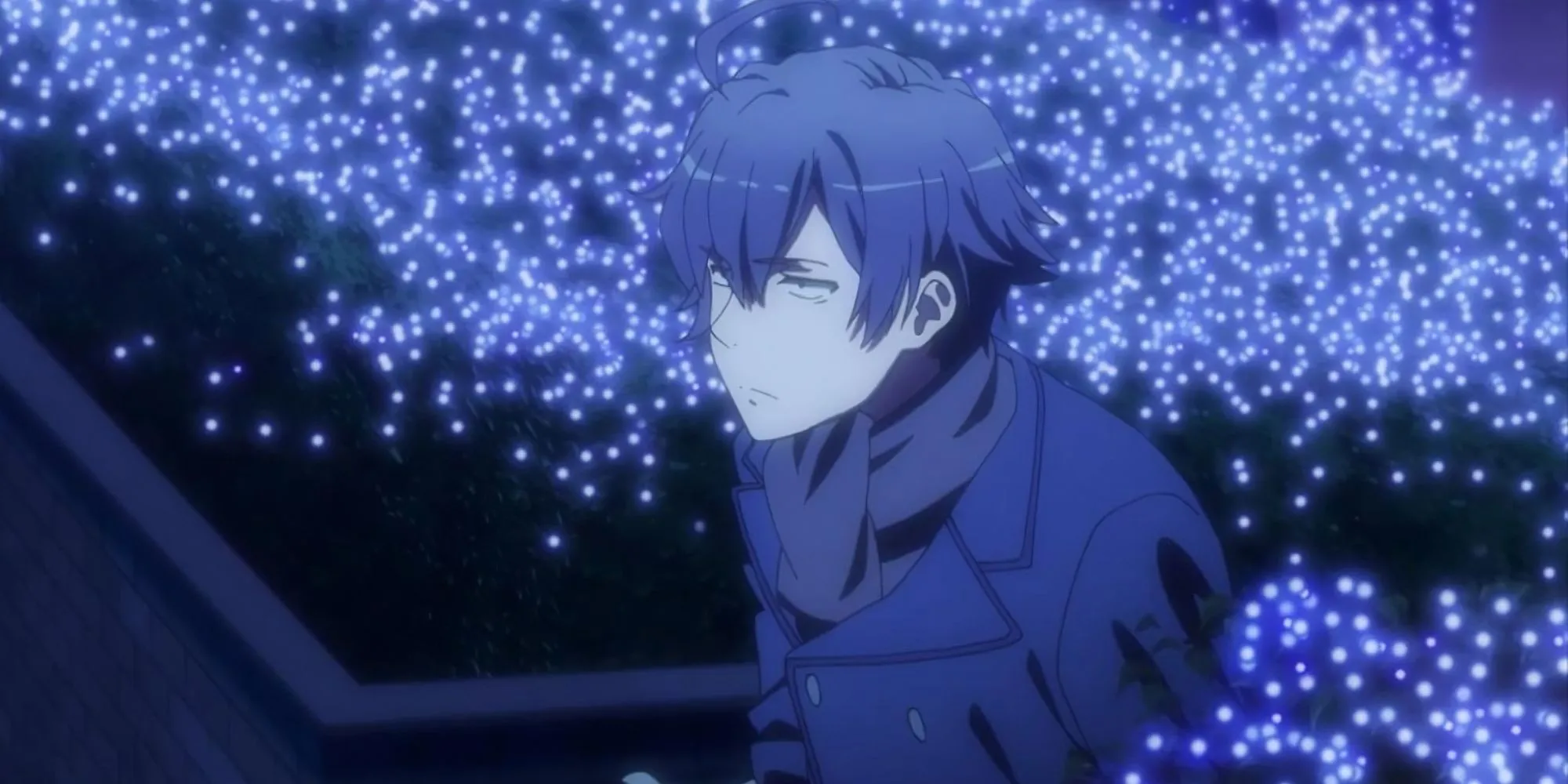 Hachiman Hikigaya từ My Teen Romantic Comedy SNAFU trong bộ trang phục tối màu, đứng giữa ánh đèn xanh mờ của lễ hội