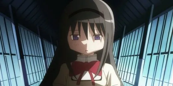 Homura Akemi từ Puella Magi Madoka Magica với mái tóc dài đen và chiếc nơ đặc trưng, biểu cảm nghiêm túc