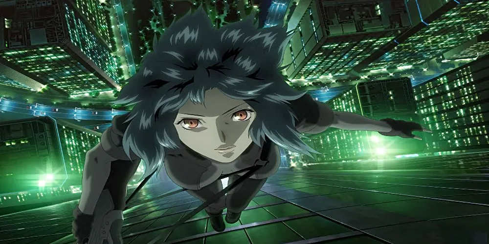 Motoko Kusanagi trong Ghost in the Shell: Stand Alone Complex với bộ đồ bó sát màu đỏ và vũ khí