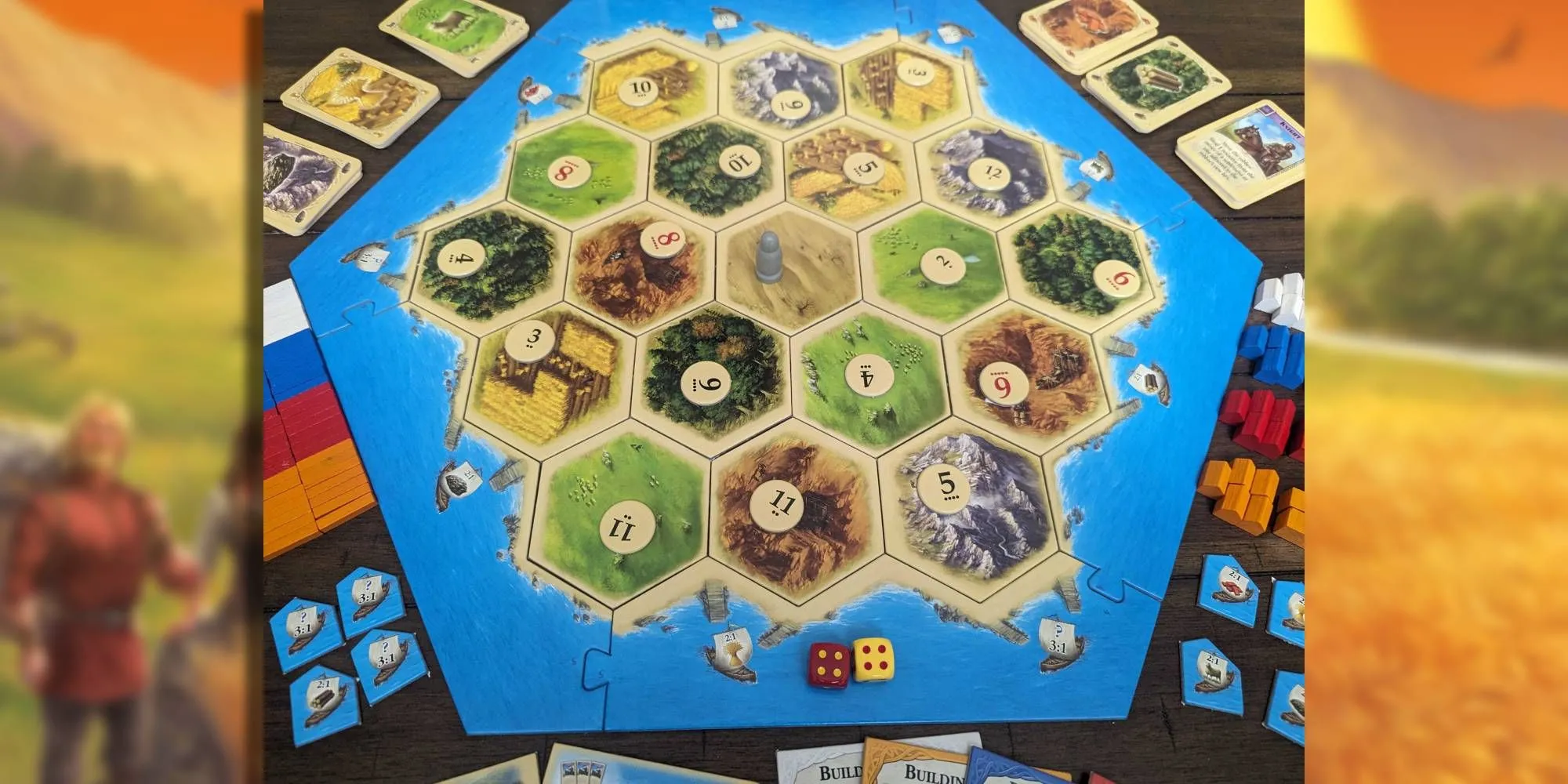 Bàn chơi Settlers of Catan với các mảnh đất và xúc xắc, biểu tượng của sự tranh giành tài nguyên và quyền lực.