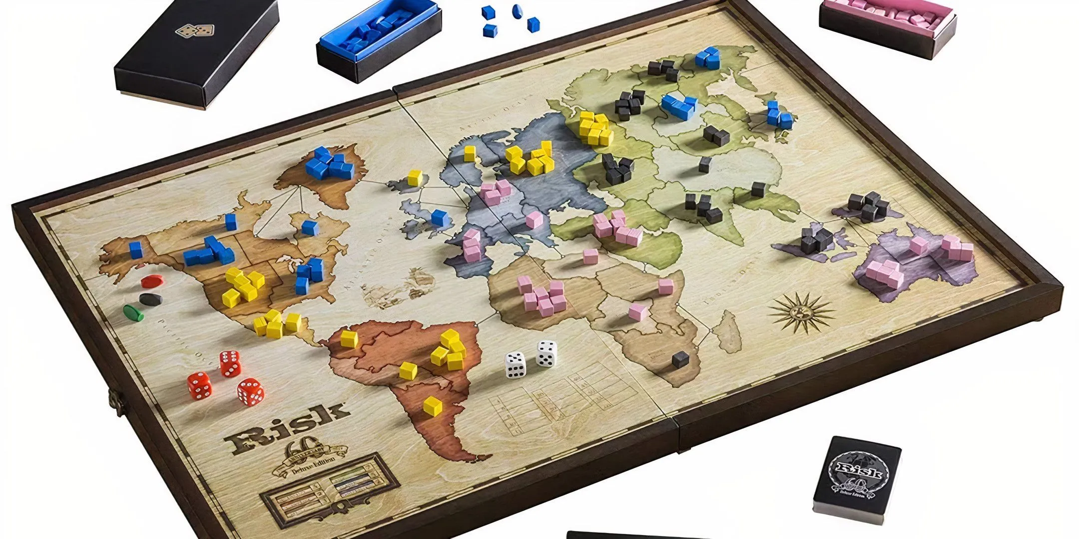 Bàn cờ Risk với các quân cờ rải rác, biểu tượng cho việc thiếu quân khi chơi board game.