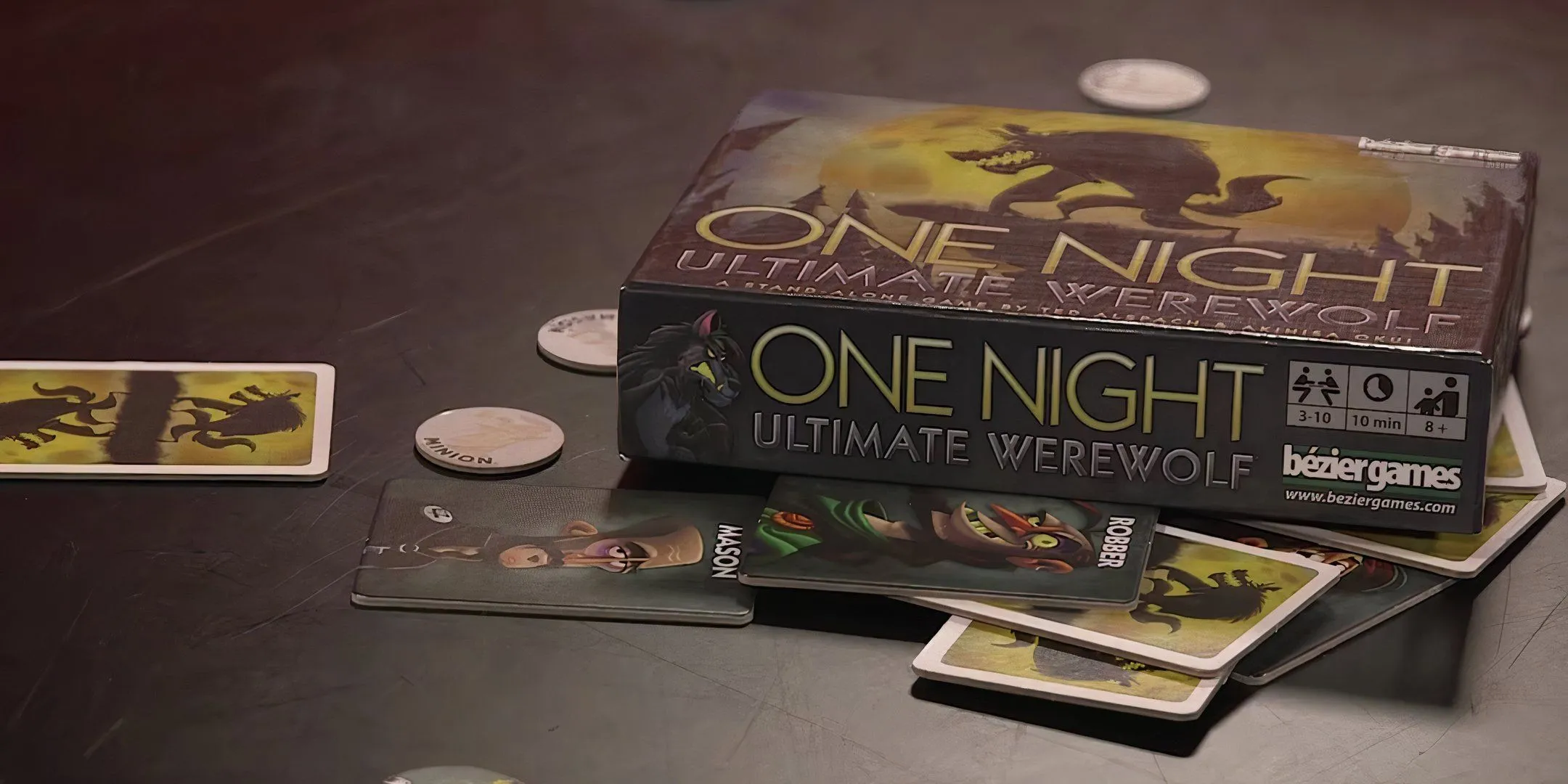 Bộ bài và token của game One Night: Ultimate Werewolf, thể hiện không khí căng thẳng của trò chơi suy luận