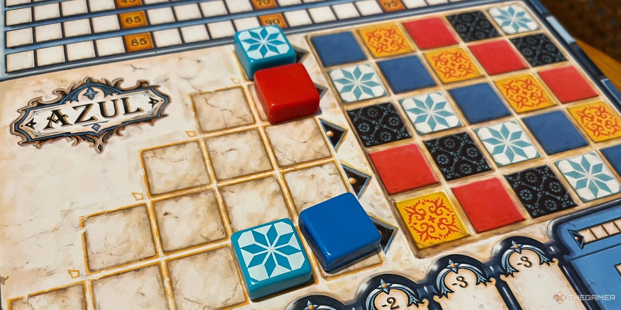 Các viên gạch đầy màu sắc của board game Azul trên bàn, hình ảnh ẩn dụ cho những luật chơi phức tạp làm game thủ nản lòng.