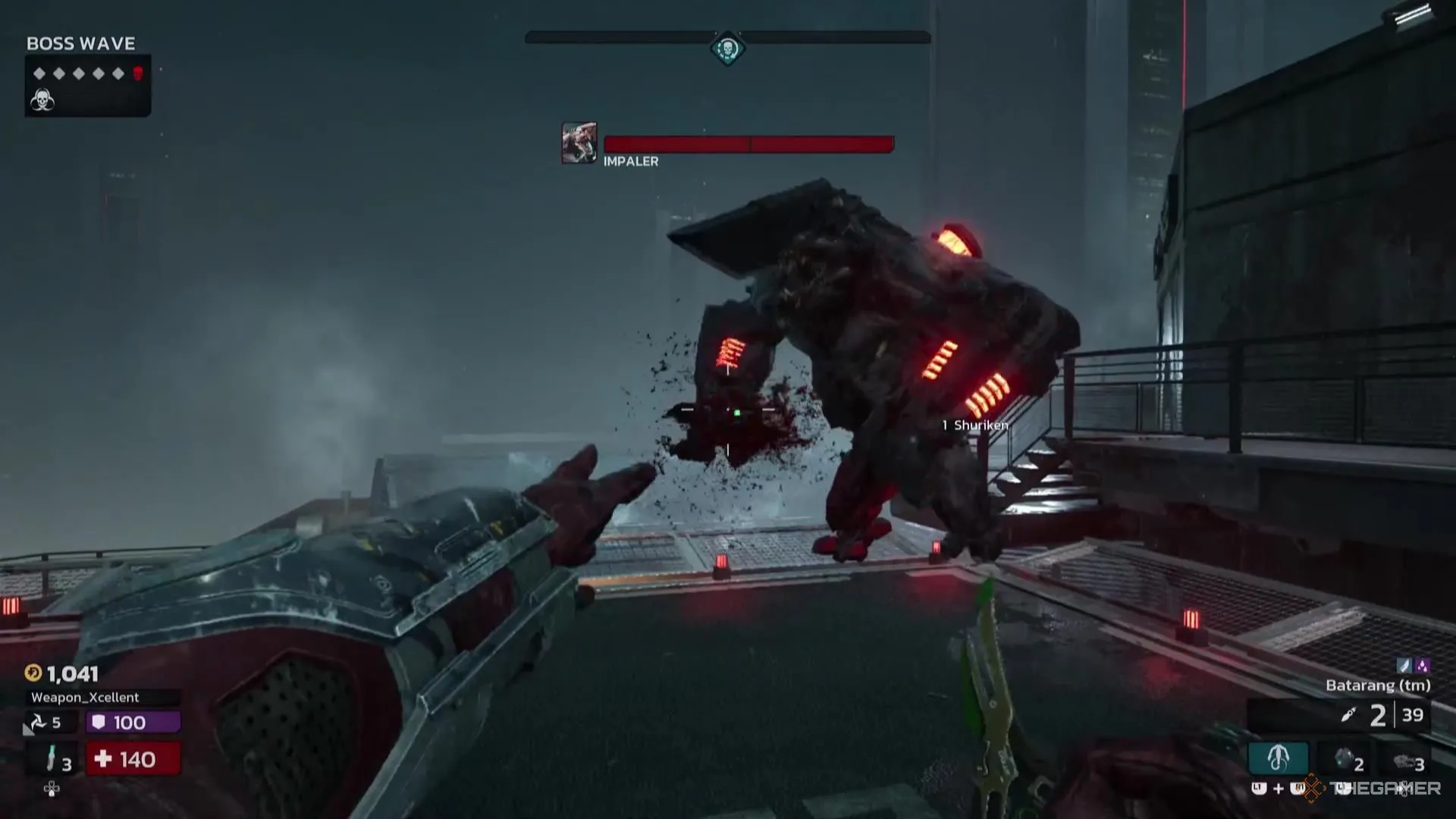 Chiến binh ném Shuriken vào Impaler, một boss trong Killing Floor 3, minh họa việc đối phó với các Zed nguy hiểm trước khi gặp trùm cuối.