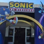 Cổng vào sự kiện K1 Speed Sonic: Crossworlds hoành tráng với biểu tượng Sonic khổng lồ.