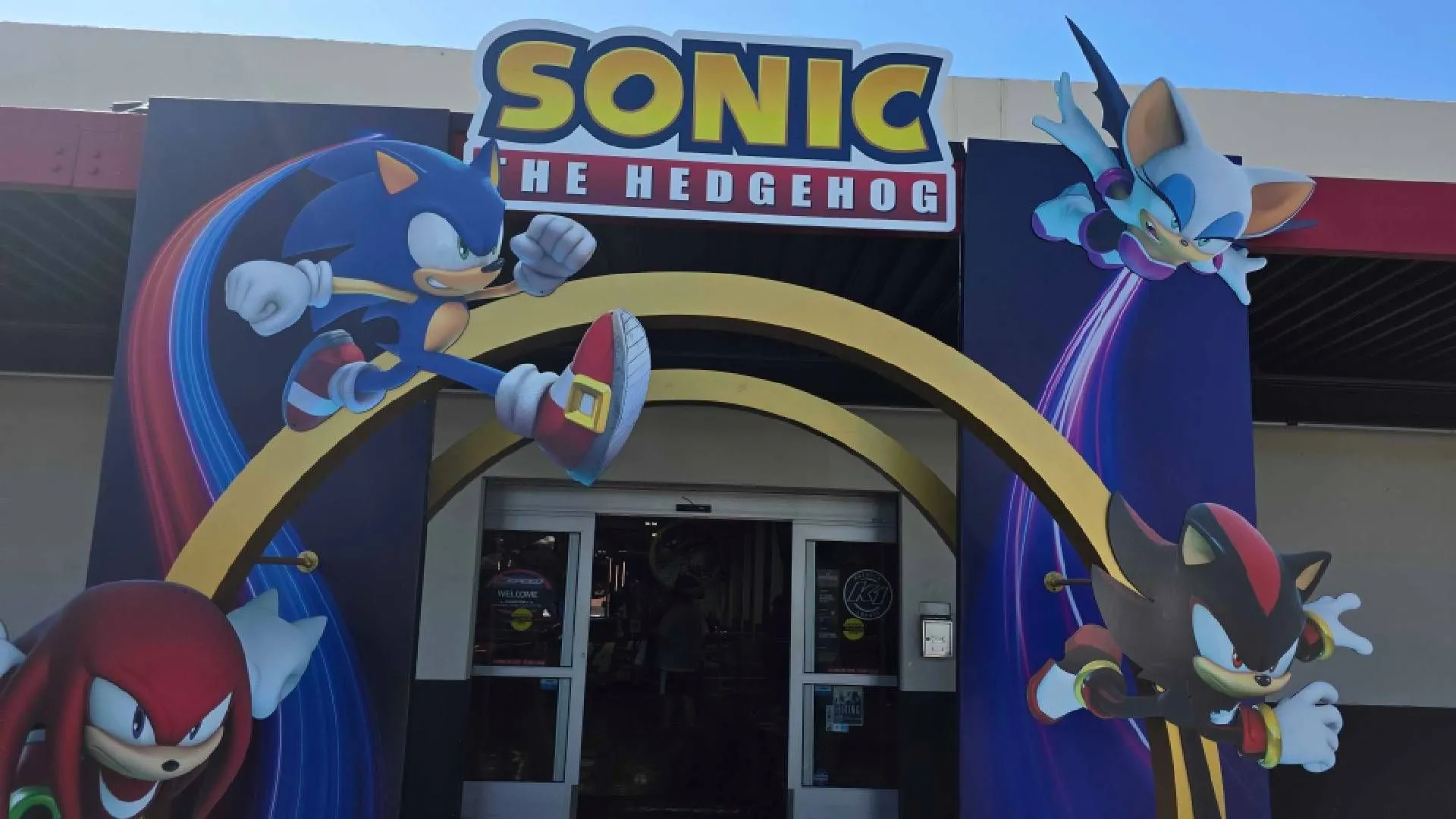 Cổng vào sự kiện K1 Speed Sonic: Crossworlds hoành tráng với biểu tượng Sonic khổng lồ.