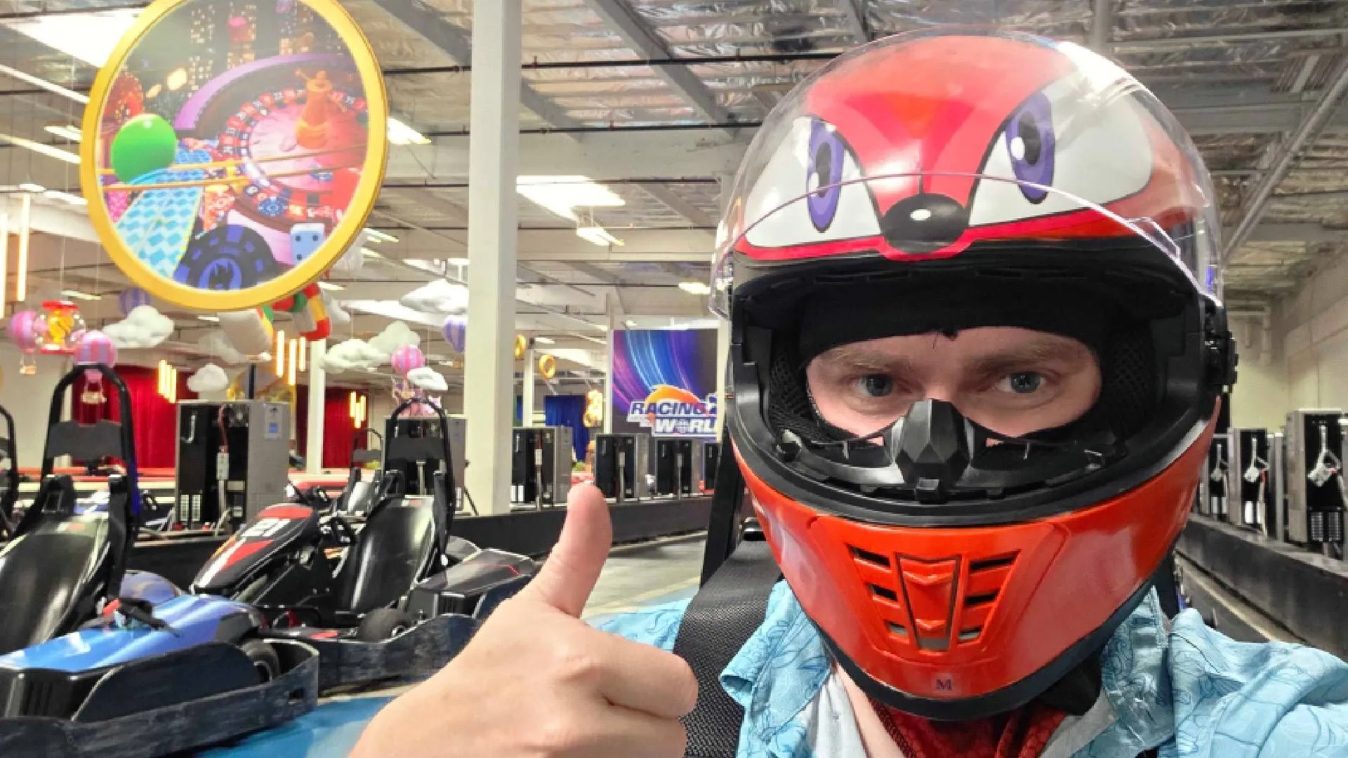 Game thủ hào hứng với mũ bảo hiểm Knuckles tại đường đua go-kart chủ đề Sonic: Crossworlds.