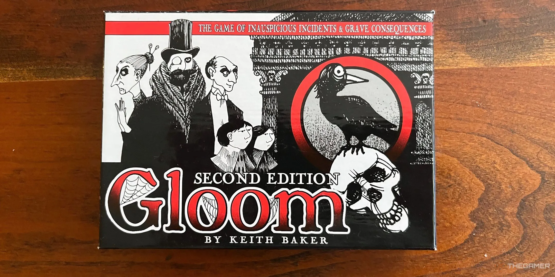 Hộp board game Gloom với phong cách minh họa gothic u ám, mô tả gia đình kỳ quái