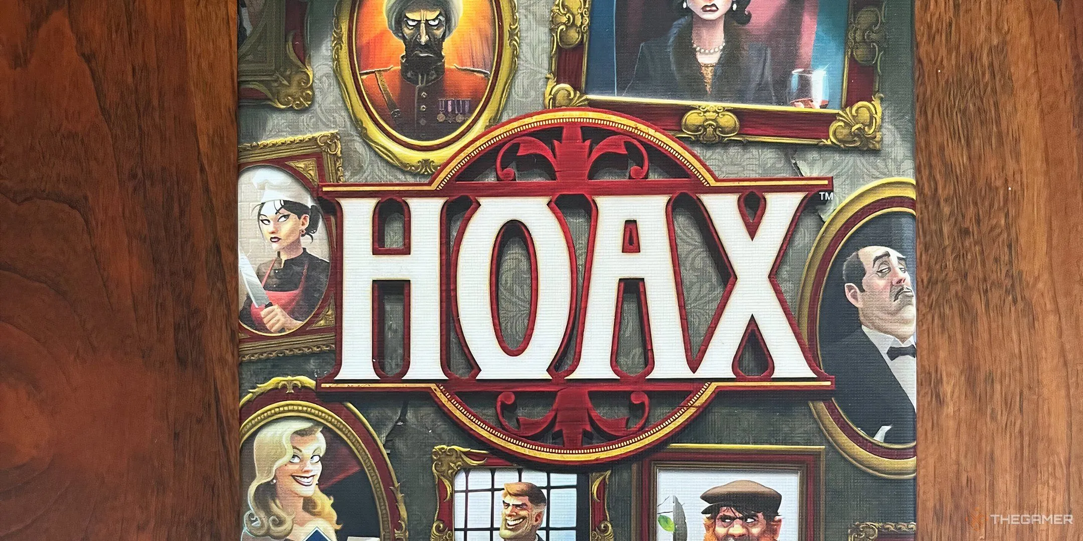 Hộp board game Hoax với các bức chân dung nhân vật, thể hiện sự đa dạng vai trò trong gia đình giàu có
