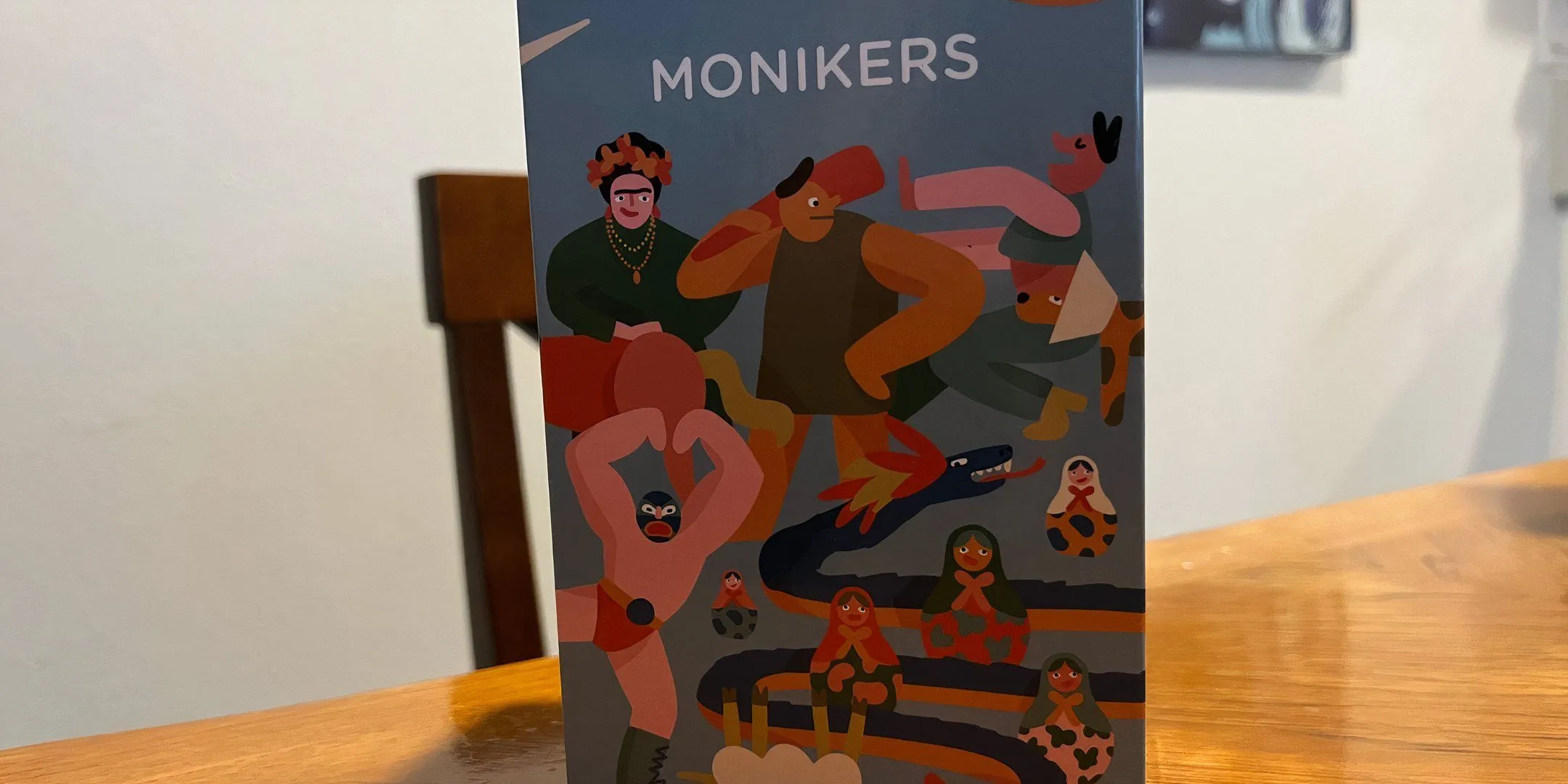 Hộp board game Monikers với thiết kế đơn giản nhưng cuốn hút, hứa hẹn những giờ phút giải trí