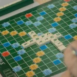 Hộp board game Pandemic với các thành phố bị dịch bệnh bao phủ, minh họa nỗi chán nản khi nghe giải thích luật chơi.