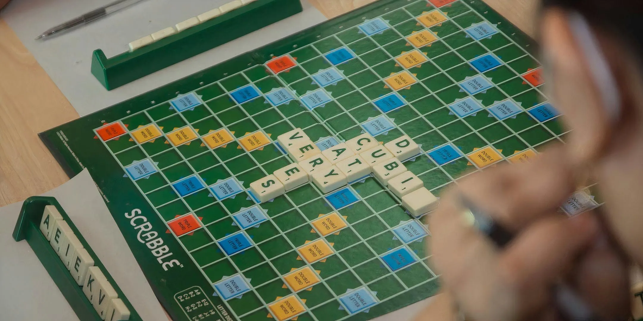 Hộp board game Pandemic với các thành phố bị dịch bệnh bao phủ, minh họa nỗi chán nản khi nghe giải thích luật chơi.