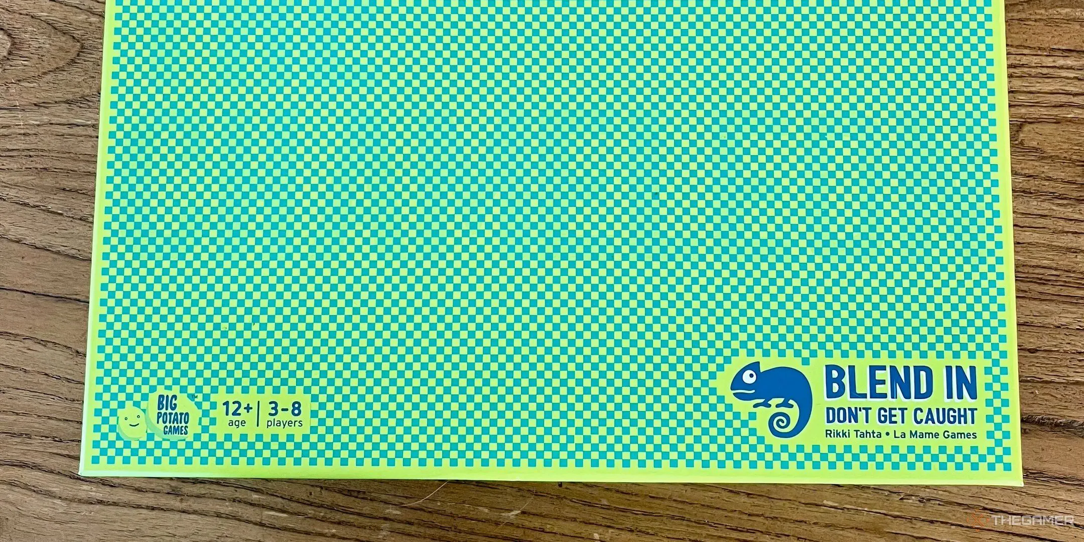 Hộp board game The Chameleon với biểu tượng tắc kè hoa đặc trưng