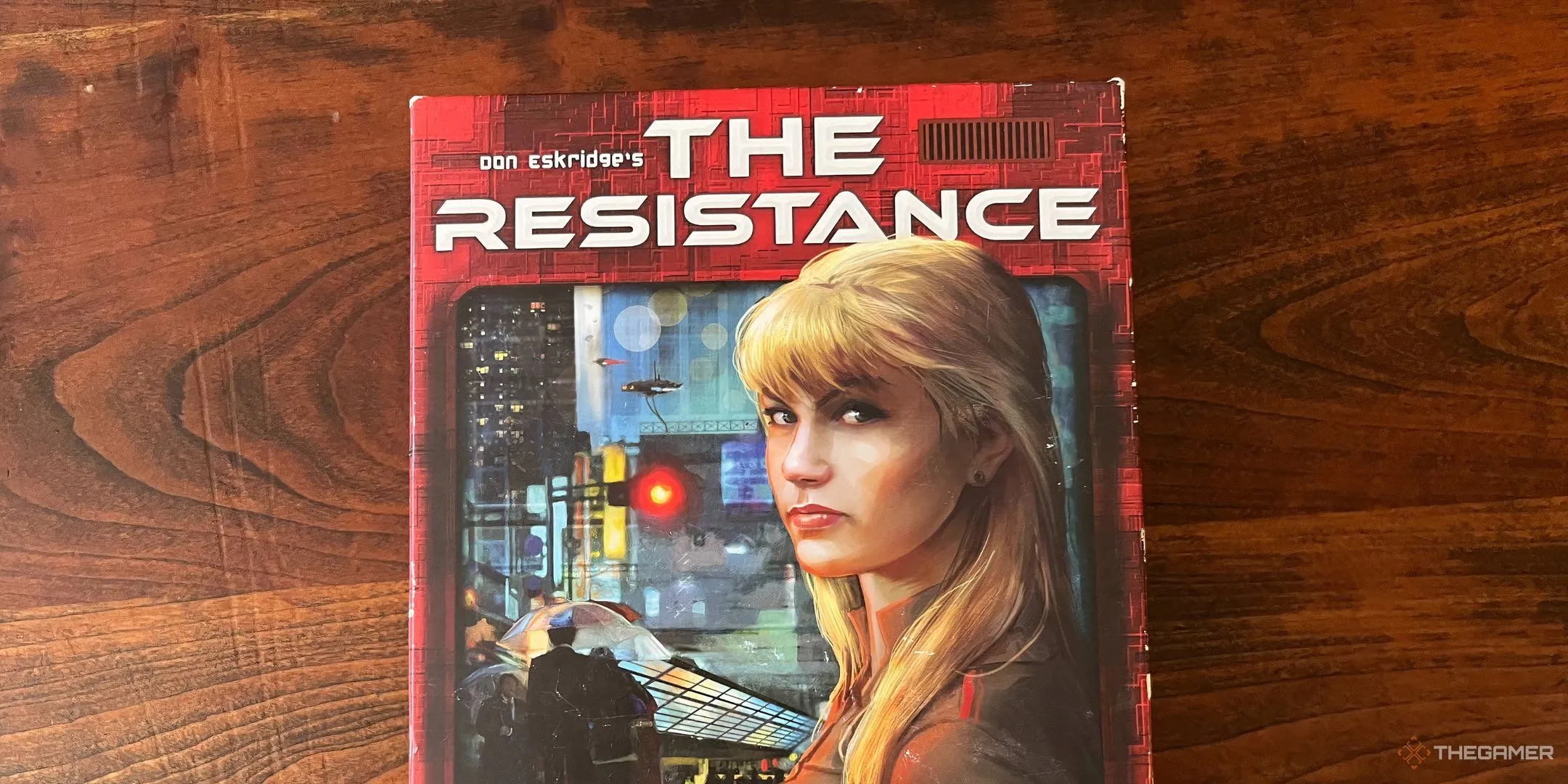 Hộp board game The Resistance với hình ảnh nữ điệp viên bí ẩn, gợi không khí phản kháng và lừa dối