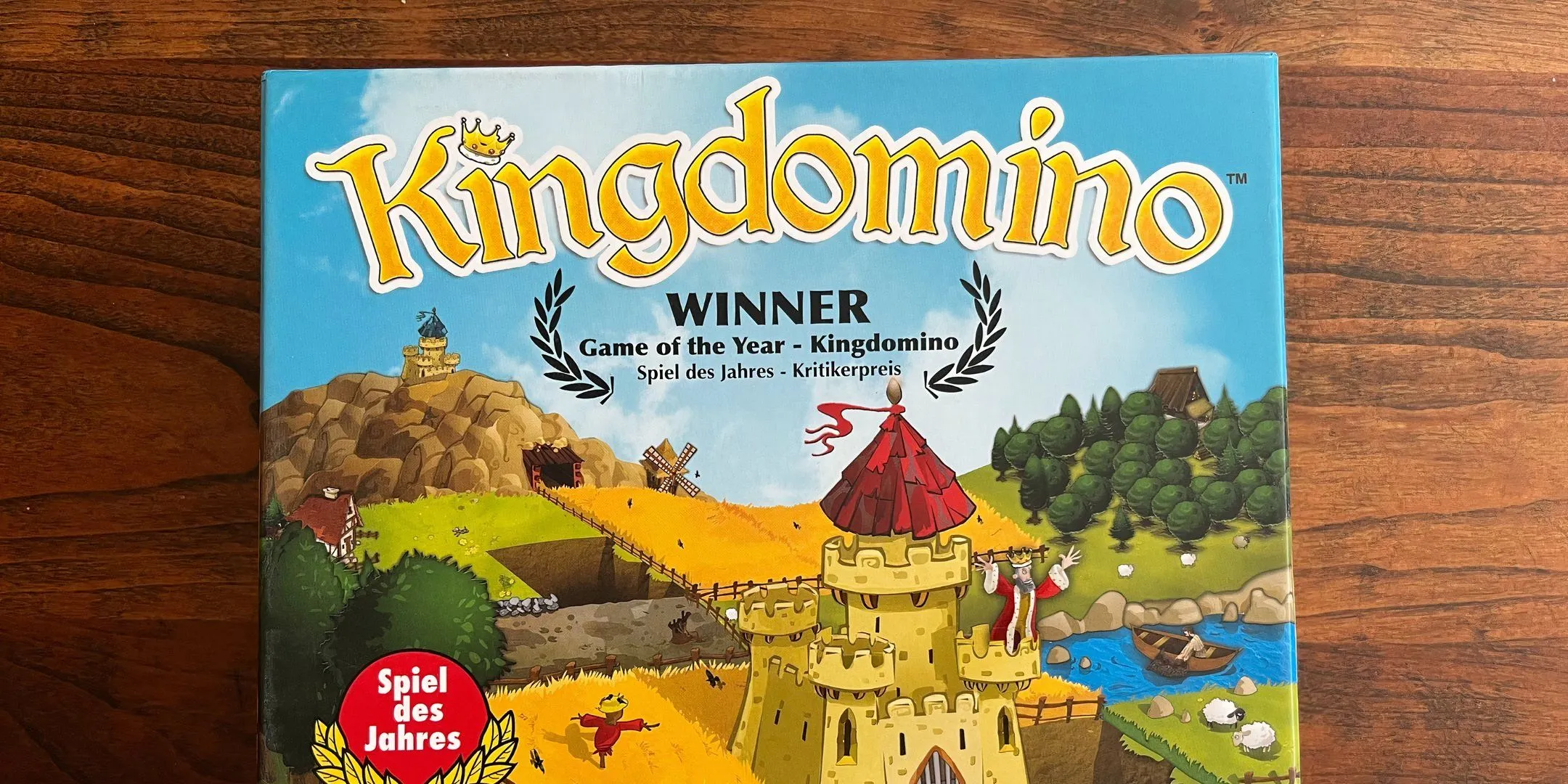 Hộp game King Domino hình viên domino với cảnh quan vương quốc và nhà vua.