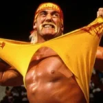Hulk Hogan khoe cơ bắp và biểu cảm giận dữ trong một trận đấu vật
