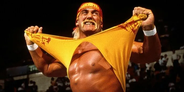 Hulk Hogan khoe cơ bắp và biểu cảm giận dữ trong một trận đấu vật