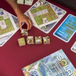 Người chơi đang chọn ô để xây dựng khu vườn trên sân thượng trong game board game Solar Gardens.