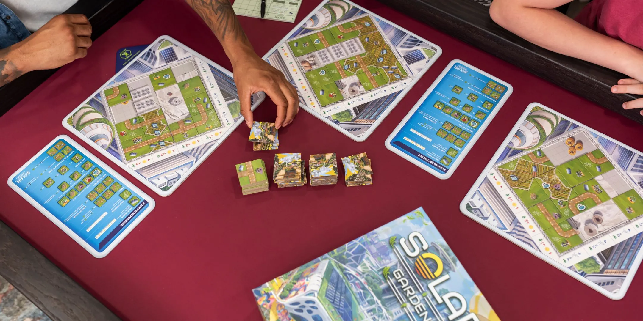Người chơi đang chọn ô để xây dựng khu vườn trên sân thượng trong game board game Solar Gardens.