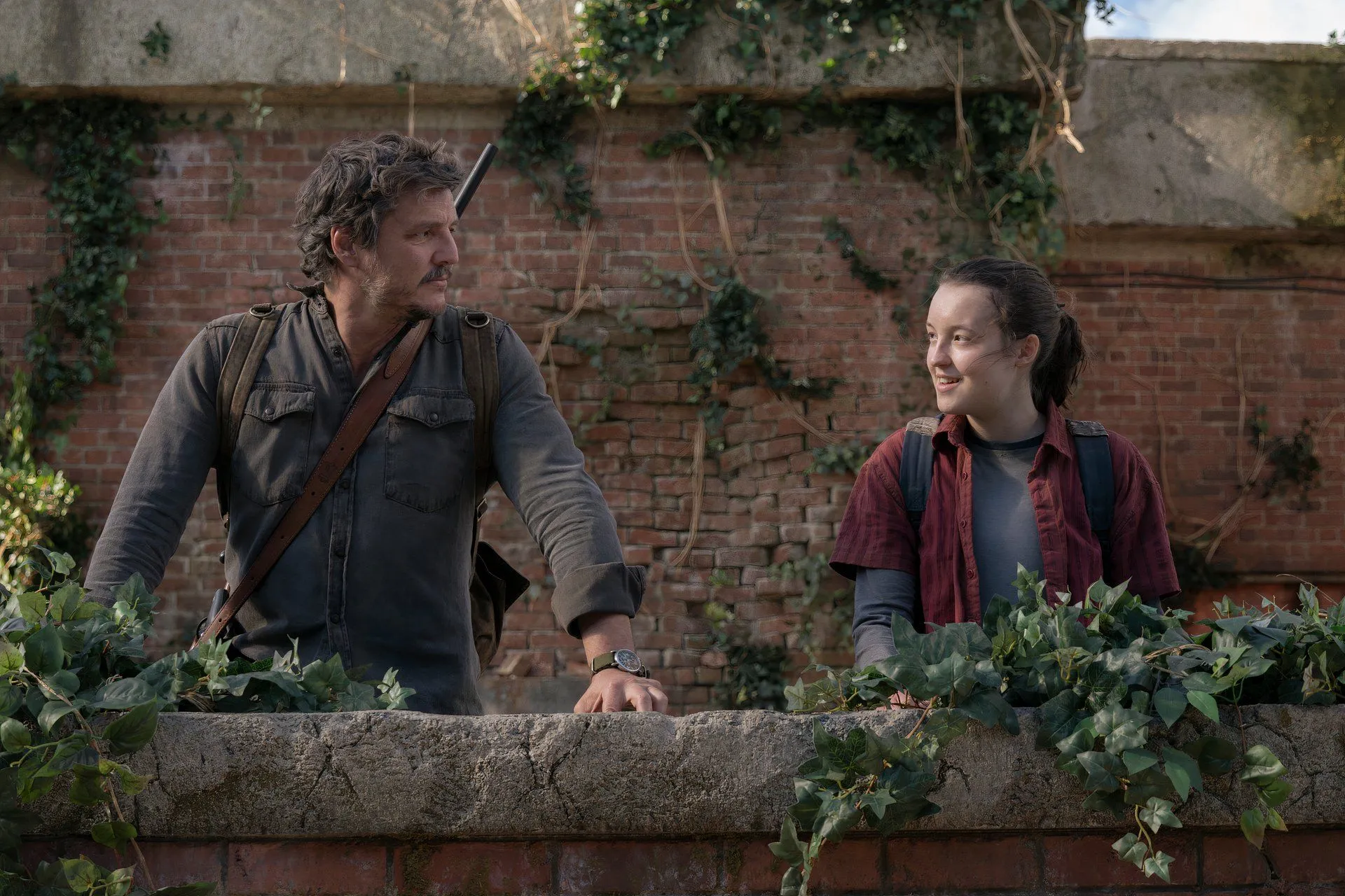Pedro Pascal và Bella Ramsey trong vai Joel và Ellie tại The Last of Us mùa 1, thể hiện mối quan hệ thân thiết và được yêu mến của họ.