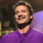 Pedro Pascal với biểu cảm điển hình, có thể đang mỉm cười hoặc suy tư, tượng trưng cho sự nổi tiếng toàn cầu của anh.