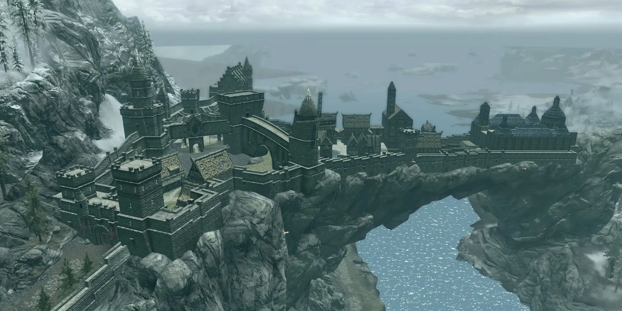 Tổng quan thành phố Solitude hùng vĩ từ trên cao trong Skyrim