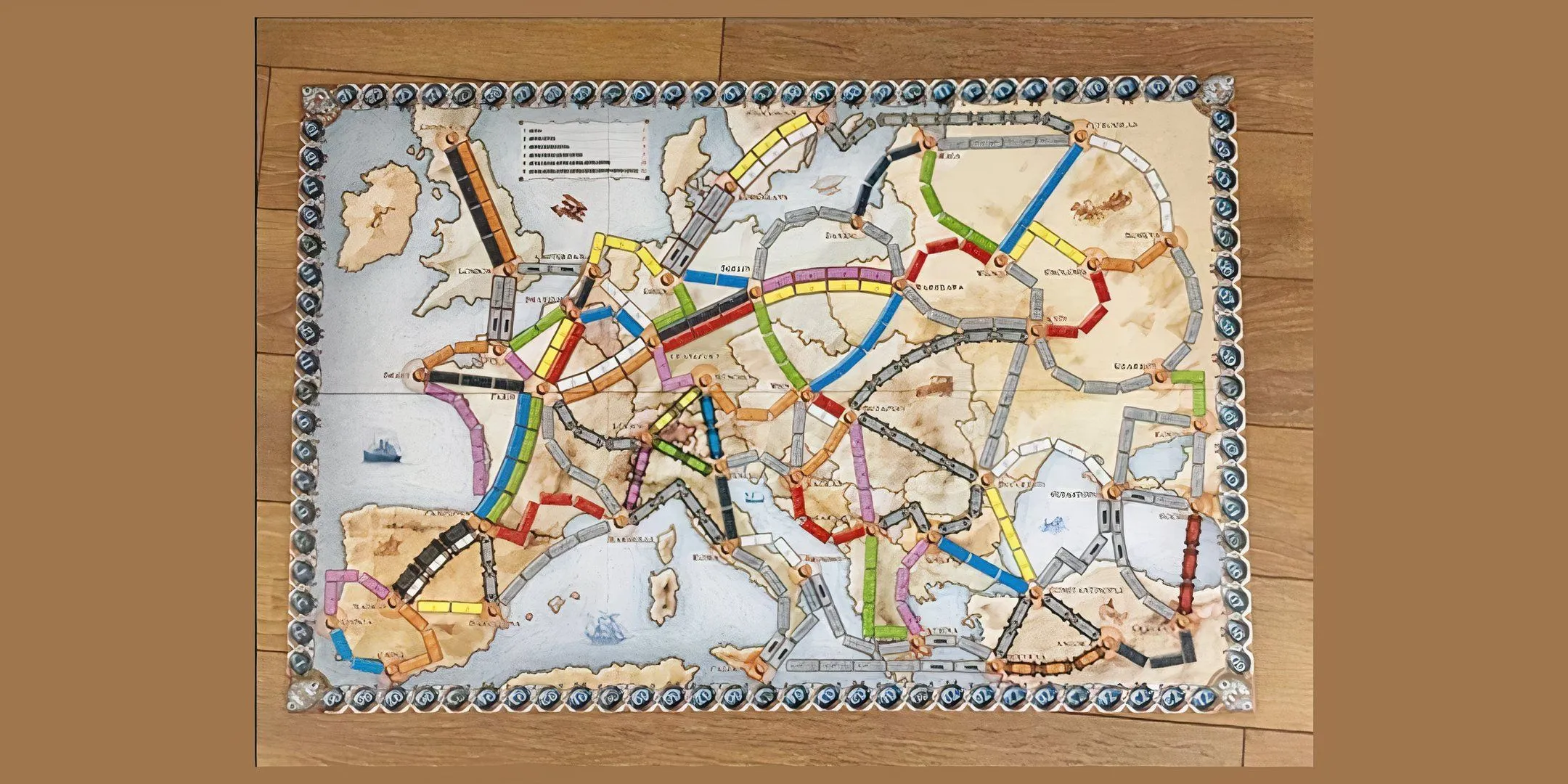 Trải nghiệm game Ticket To Ride với bàn cờ mô phỏng bản đồ Bắc Mỹ, các đoàn tàu và lá bài.