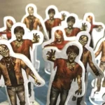 Tượng token zombie và nhân vật trong board game Dead of Winter, tượng trưng cho sự đấu tranh sinh tồn và đôi khi là phản bội.