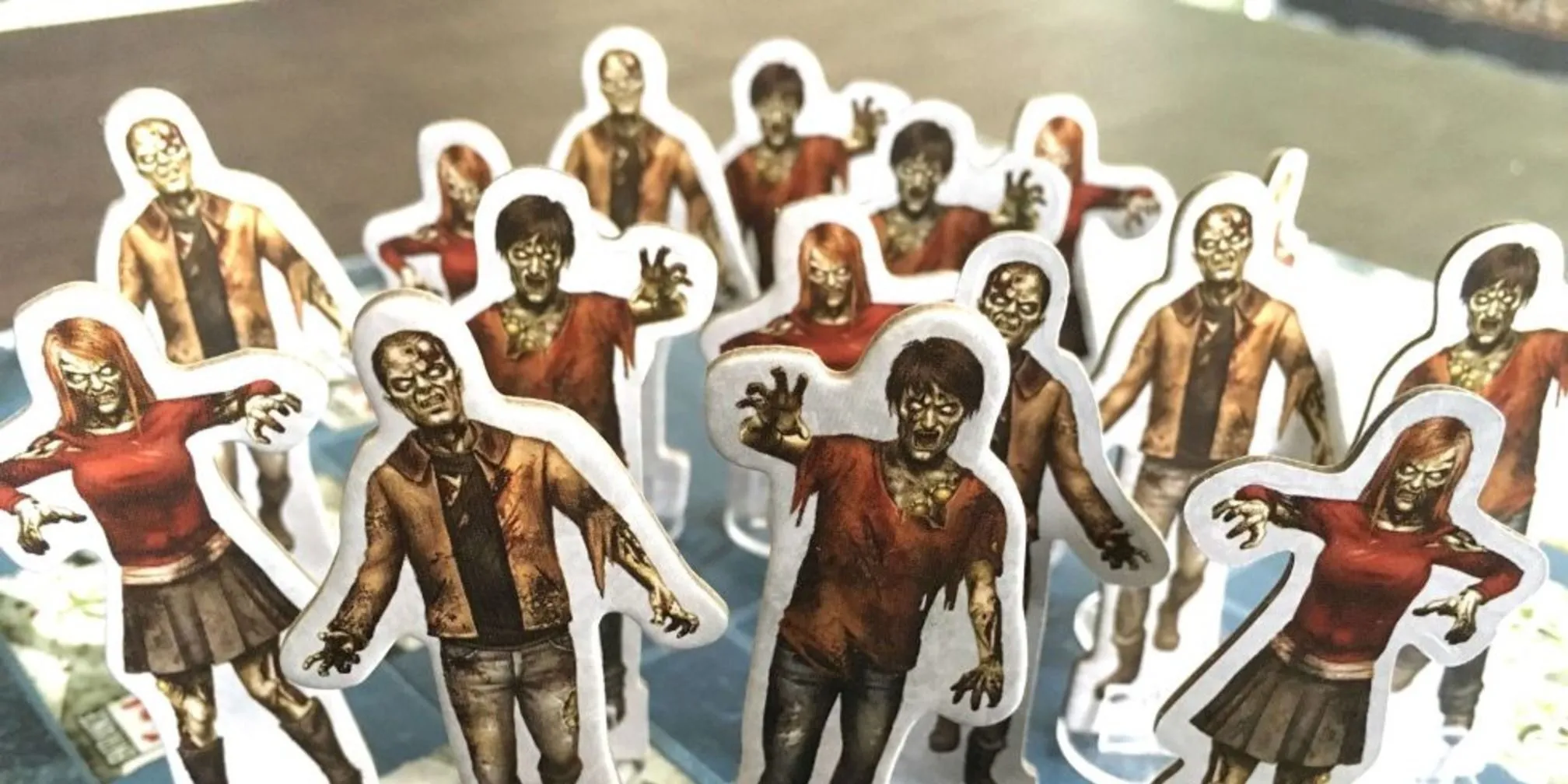 Tượng token zombie và nhân vật trong board game Dead of Winter, tượng trưng cho sự đấu tranh sinh tồn và đôi khi là phản bội.