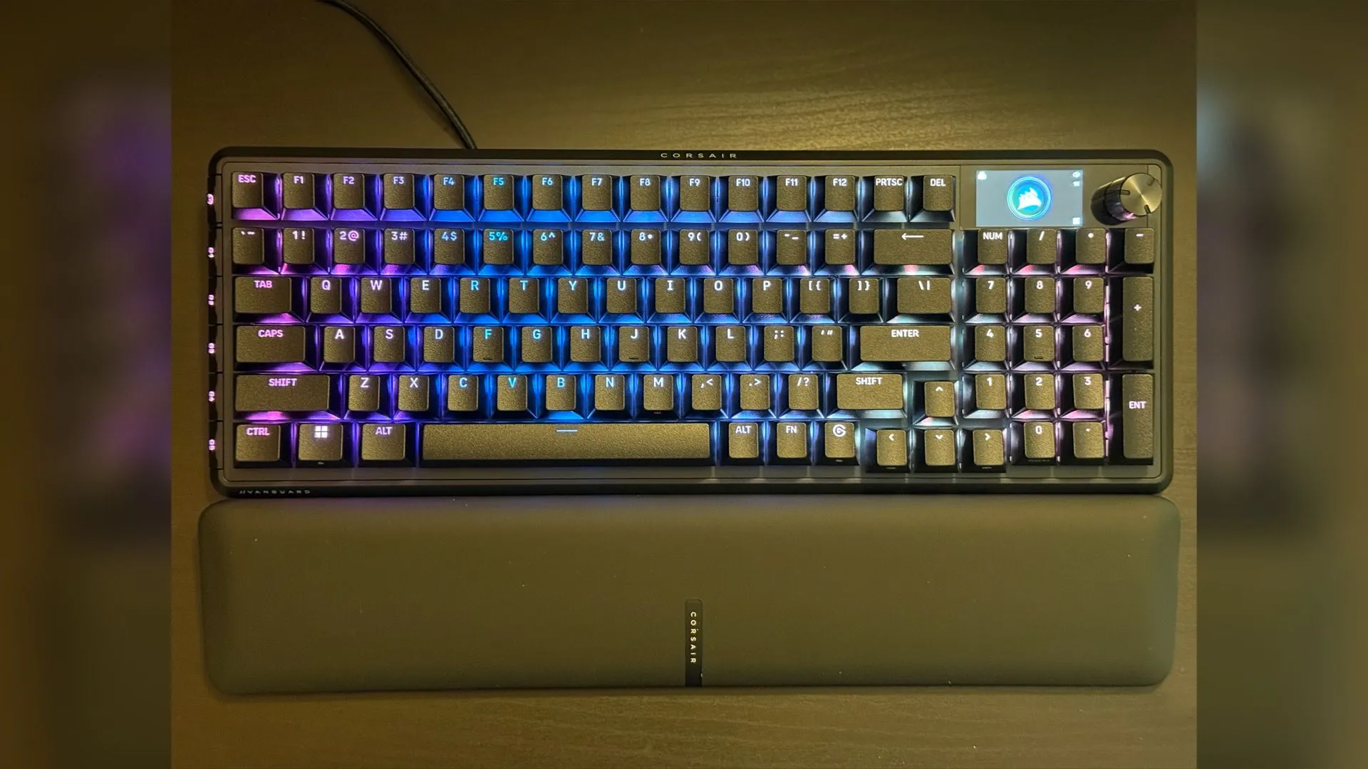 Bàn phím Corsair VANGUARD PRO 96 với đèn nền RGB và màn hình LCD