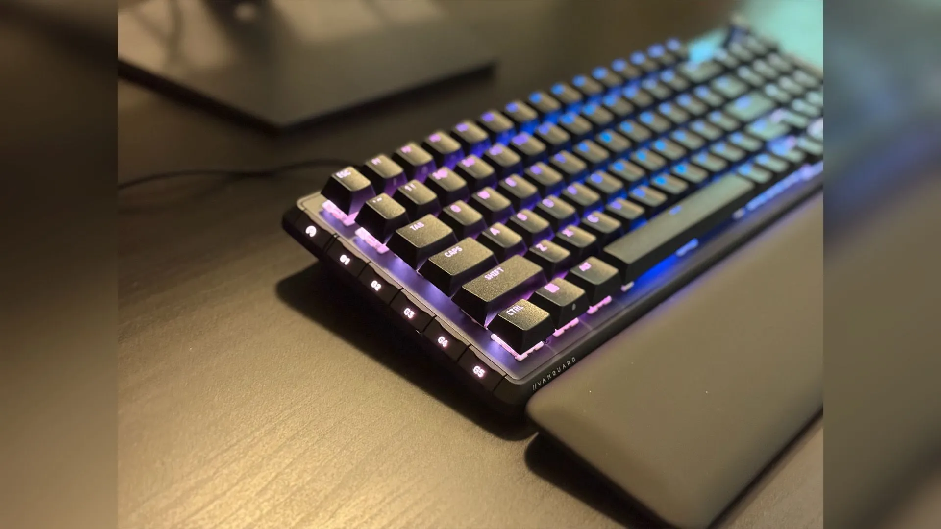 Góc nghiêng thể hiện layout và các phím G-keys trên VANGUARD PRO 96