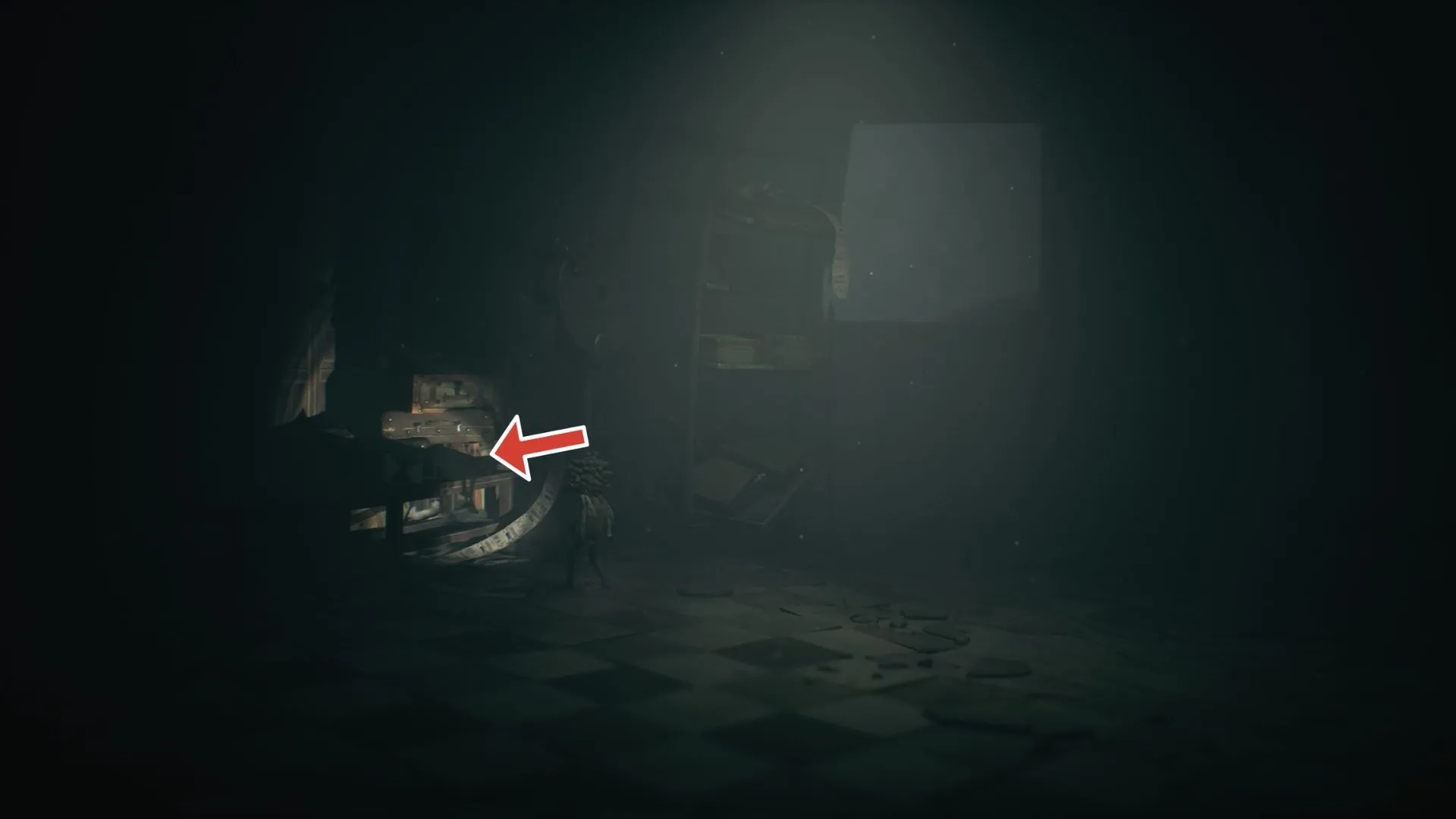 Ma #3 ẩn sau cánh cửa vừa mở, cần bật đèn pin