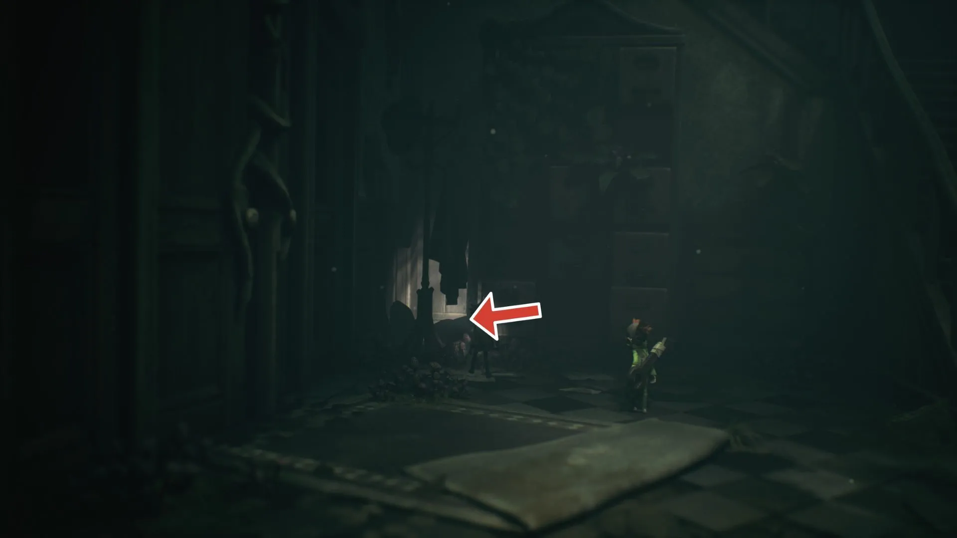 Ma #4 nằm gần tủ và giá treo áo, sau khi leo qua cửa sổ