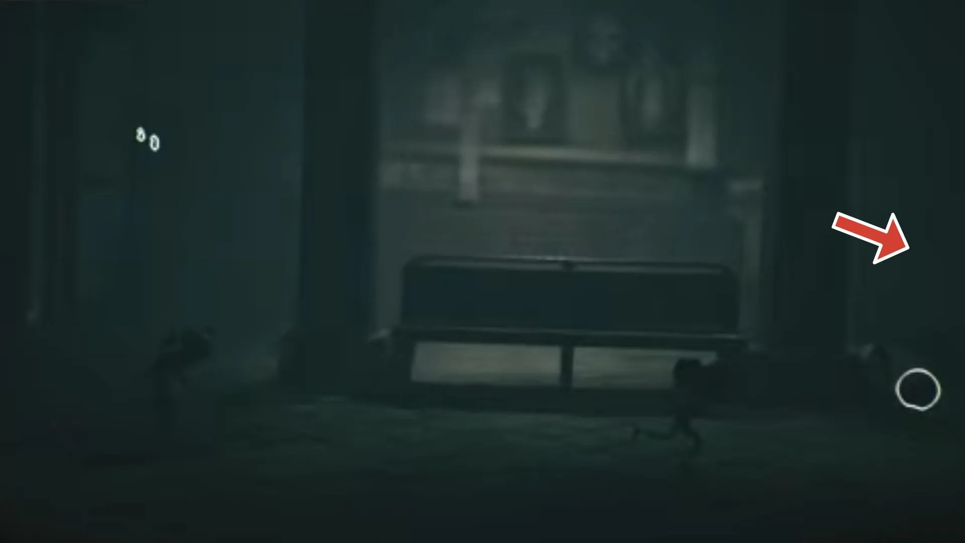 Ma #5 ngồi trên ghế trong phòng sau bức tường nứt