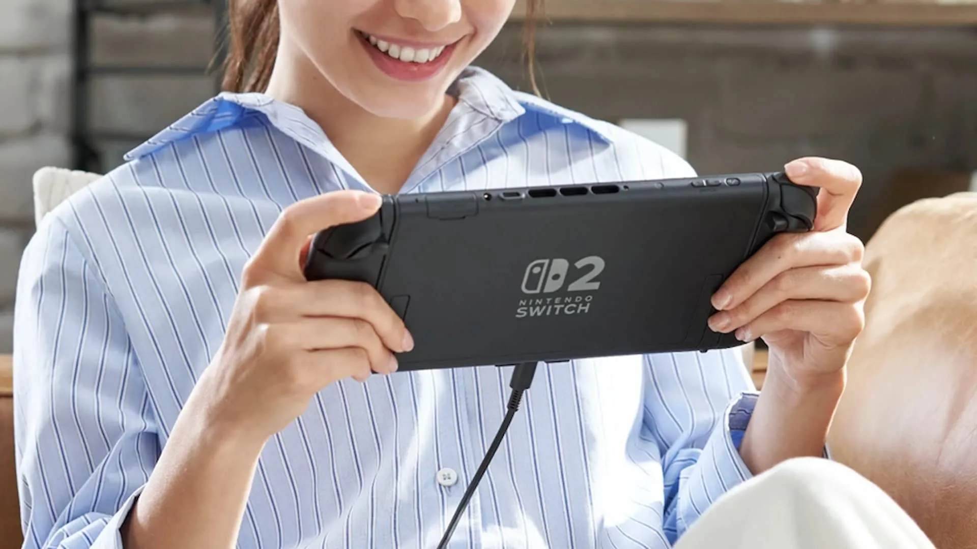 Người dùng cầm Nintendo Switch 2 khi chơi game, minh họa thiết kế máy và tay cầm