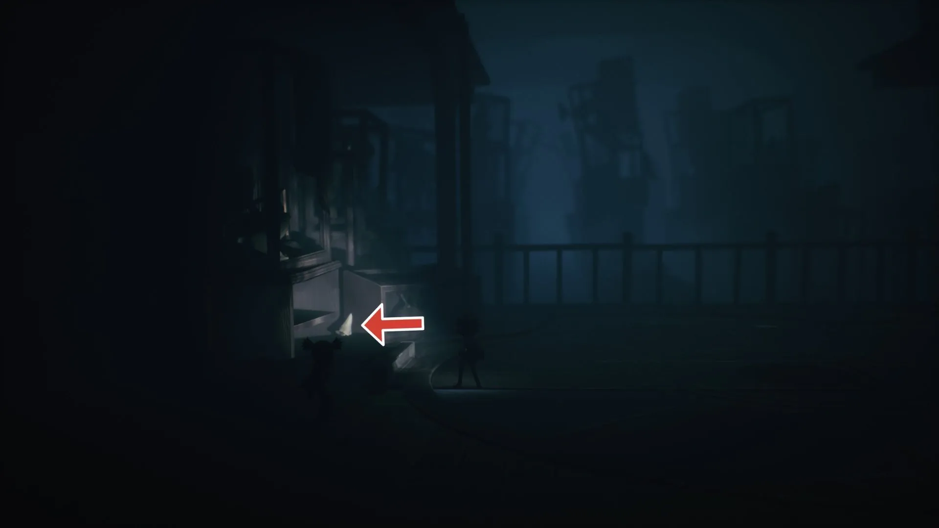 Nome thứ hai ngoài trời, ngồi trên hộp cạnh lối đi trong Chương 3 Little Nightmares 3