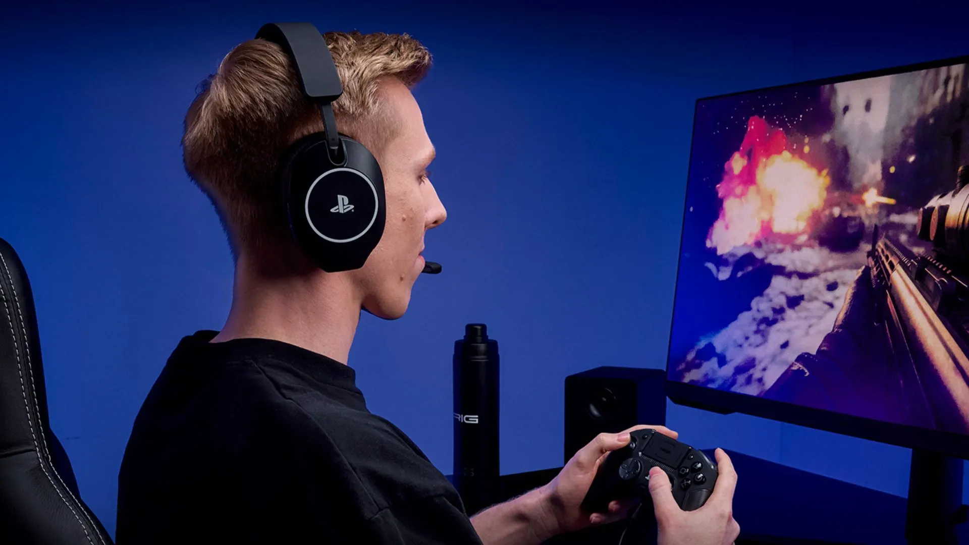 RIG R5 Spear Pro HS đặt cạnh màn hình, trình diễn khi chơi game