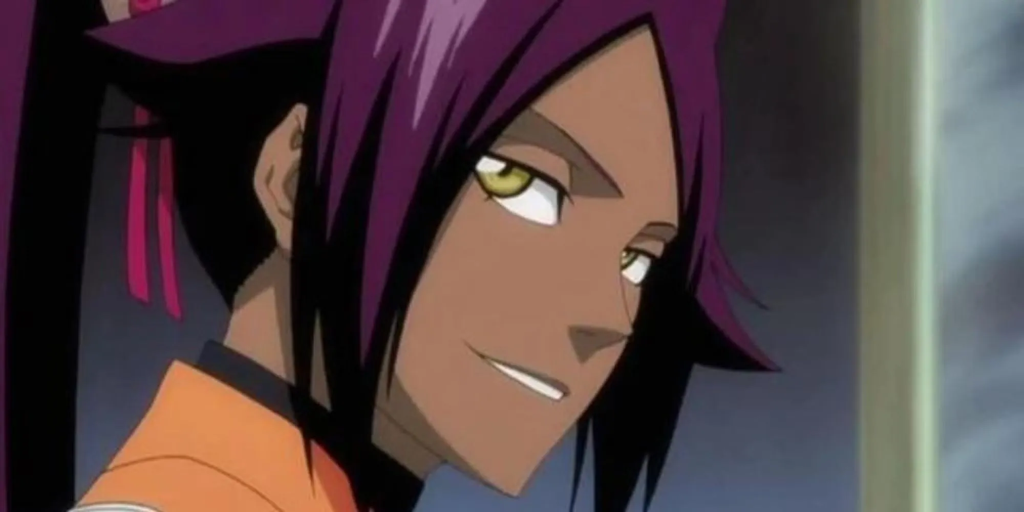 Yoruichi Shihōin trong Bleach, biểu cảm lạnh lùng và nụ cười kín đáo